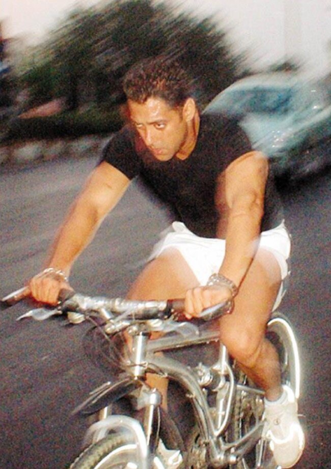 फेसबुक पर सुपरहिट हुई 'दबंग खान' की तस्‍वीरें...