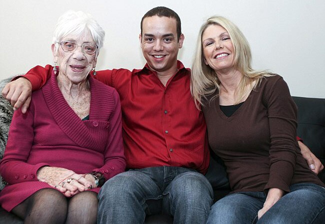 ये कैसा आशिक! जिसे पसंद आती हैं सिर्फ बूढ़ी महिलाएं