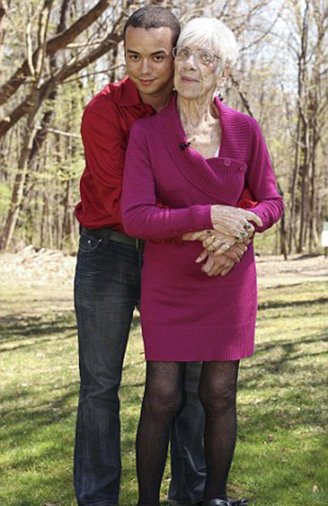 ये कैसा आशिक! जिसे पसंद आती हैं सिर्फ बूढ़ी महिलाएं