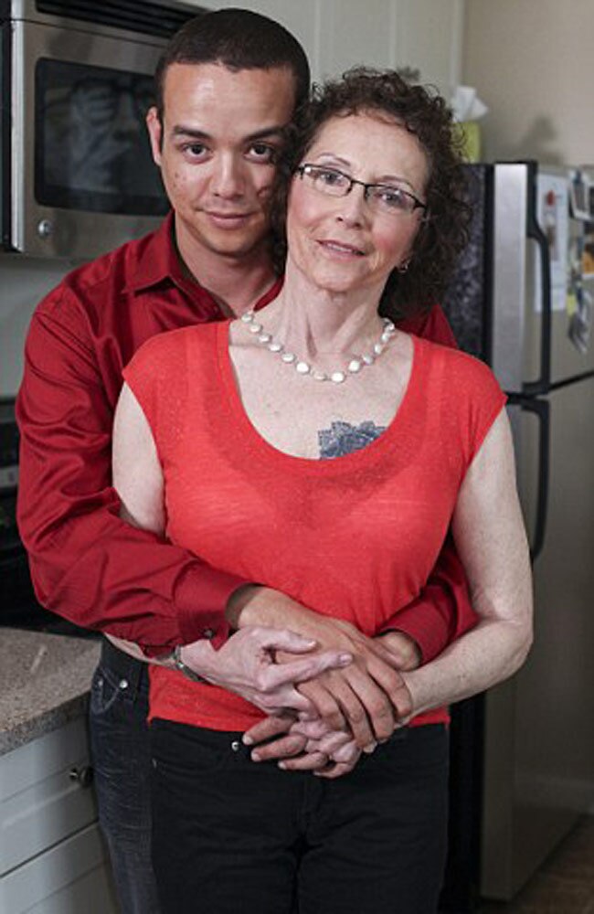 ये कैसा आशिक! जिसे पसंद आती हैं सिर्फ बूढ़ी महिलाएं