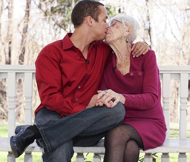 ये कैसा आशिक! जिसे पसंद आती हैं सिर्फ बूढ़ी महिलाएं