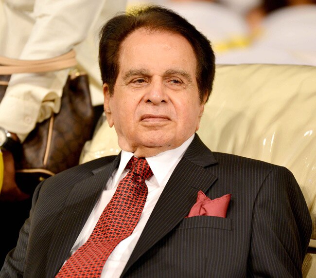 'ट्रैजिडी  किंग' दिलीप कुमार की ऑटोबायोग्राफी के लॉन्च पर उमड़ा बॉलीवुड