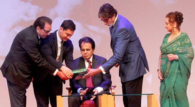 'ट्रैजिडी  किंग' दिलीप कुमार की ऑटोबायोग्राफी के लॉन्च पर उमड़ा बॉलीवुड