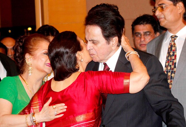 'ट्रैजिडी  किंग' दिलीप कुमार की ऑटोबायोग्राफी के लॉन्च पर उमड़ा बॉलीवुड