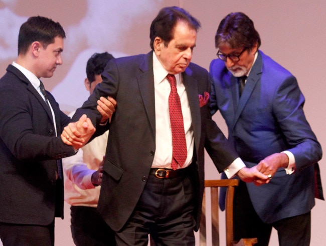 'ट्रैजिडी  किंग' दिलीप कुमार की ऑटोबायोग्राफी के लॉन्च पर उमड़ा बॉलीवुड