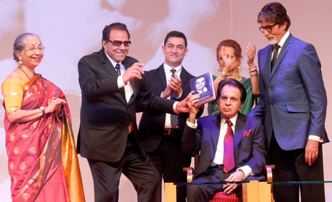 'ट्रैजिडी  किंग' दिलीप कुमार की ऑटोबायोग्राफी के लॉन्च पर उमड़ा बॉलीवुड