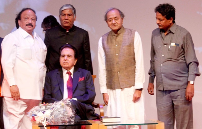 'ट्रैजिडी  किंग' दिलीप कुमार की ऑटोबायोग्राफी के लॉन्च पर उमड़ा बॉलीवुड