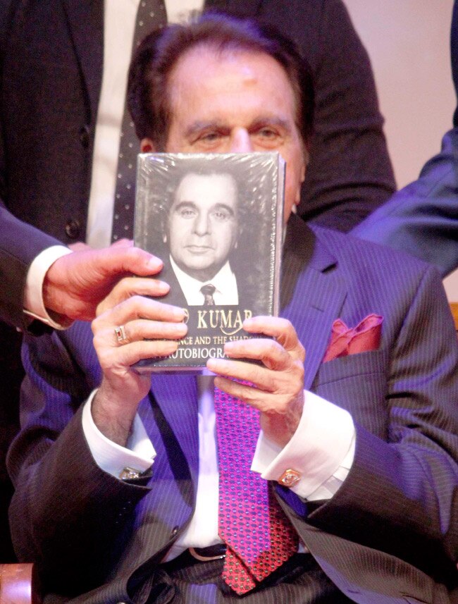 'ट्रैजिडी  किंग' दिलीप कुमार की ऑटोबायोग्राफी के लॉन्च पर उमड़ा बॉलीवुड