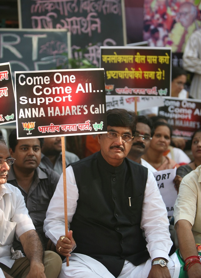 तस्वीरों में दिवंगत गोपीनाथ मुंडे का राजनीतिक सफर