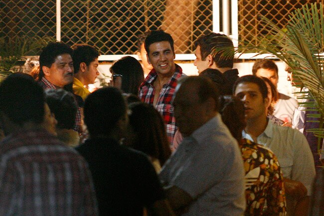 'हॉलीडे' मूड में आए सोनाक्षी सिन्‍हा, अक्षय कुमार