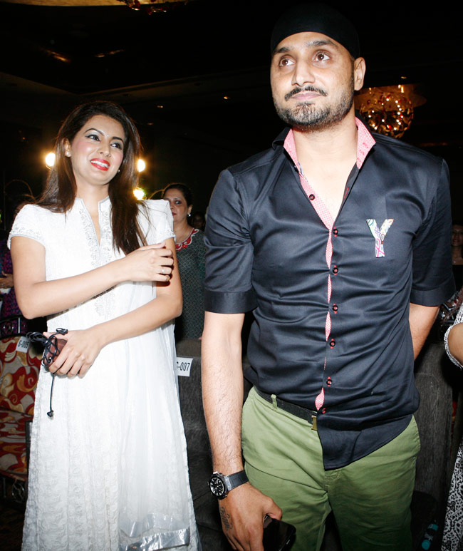 फिर गीता बसरा के साथ नजर आए हरभजन सिंह...