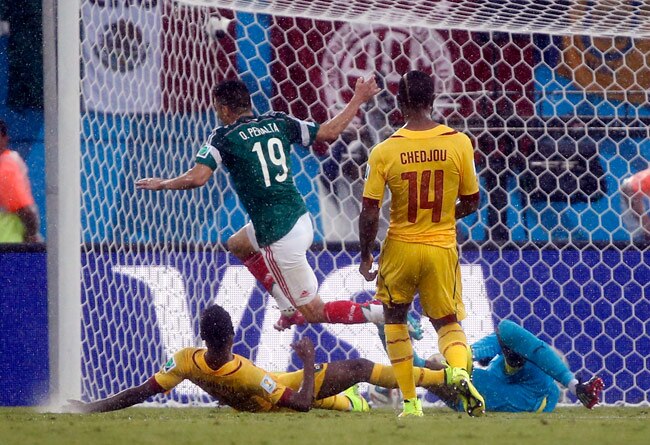 FIFA WC 2014: तस्वीरों में मेक्सिको और कैमरून का शानदार मैच...