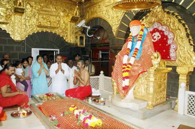 साईं बाबा के भक्‍तों में कई नामचीन हस्तियां भी शुमार