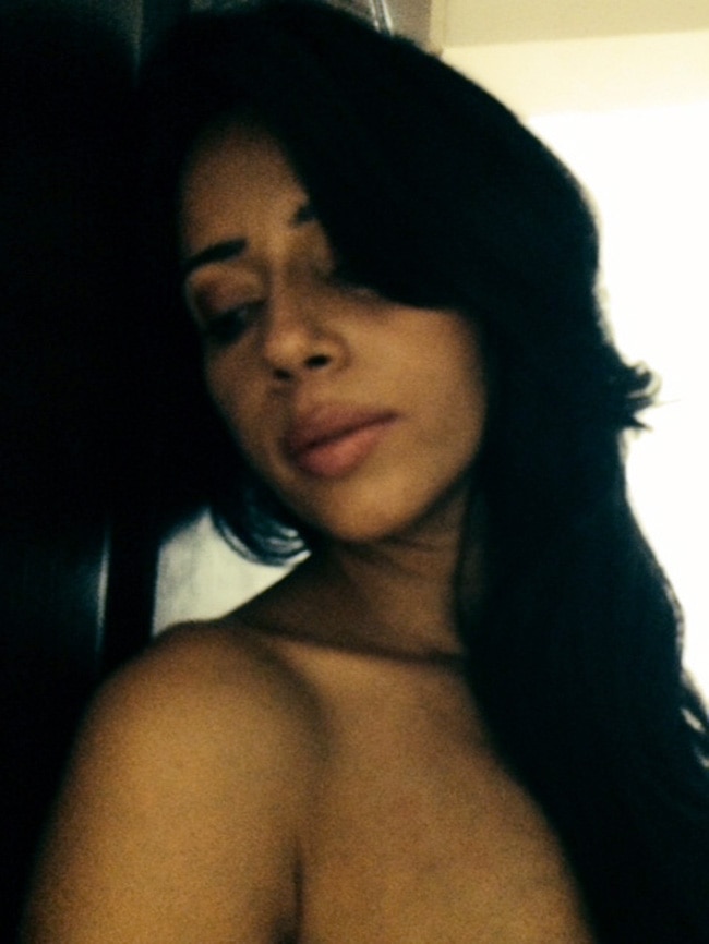 गर्मी से परेशान रोजलीन खान ने उतारे कपड़े