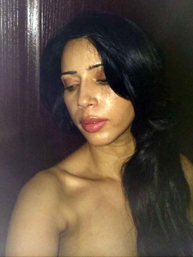 गर्मी से परेशान रोजलीन खान ने उतारे कपड़े