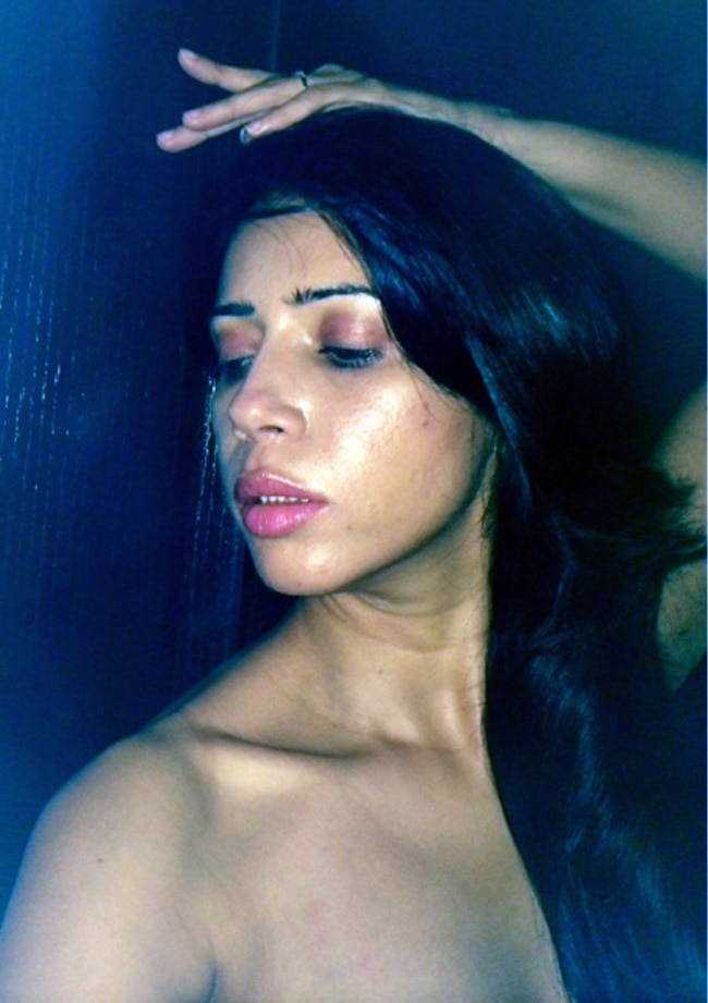 गर्मी से परेशान रोजलीन खान ने उतारे कपड़े