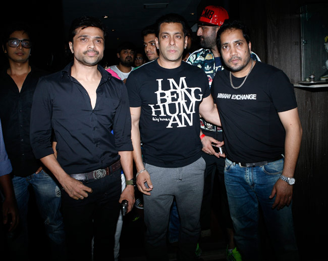 दल-बल लेकर हिमेश रेशमिया के रिकॉर्ड‍िंग स्टूडियो में पहुंचे सलमान खान