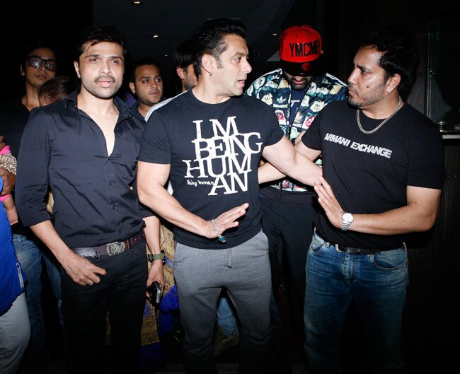 दल-बल लेकर हिमेश रेशमिया के रिकॉर्ड‍िंग स्टूडियो में पहुंचे सलमान खान