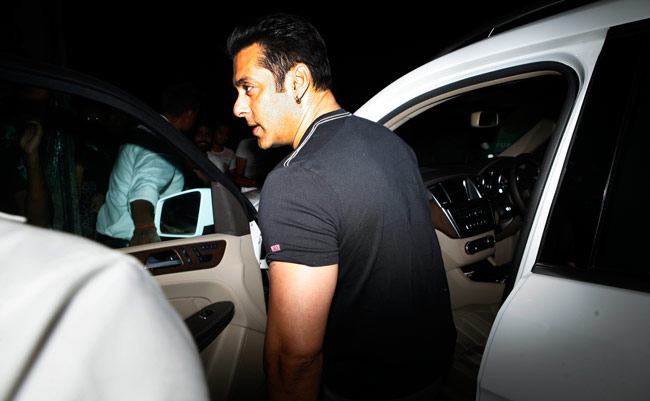 दल-बल लेकर हिमेश रेशमिया के रिकॉर्ड‍िंग स्टूडियो में पहुंचे सलमान खान