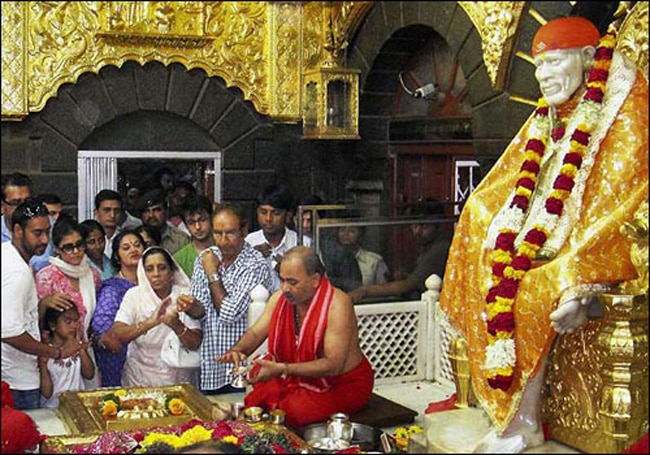 साईं बाबा के भक्‍तों में कई नामचीन हस्तियां भी शुमार