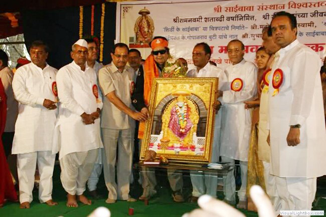 साईं बाबा के भक्‍तों में कई नामचीन हस्तियां भी शुमार