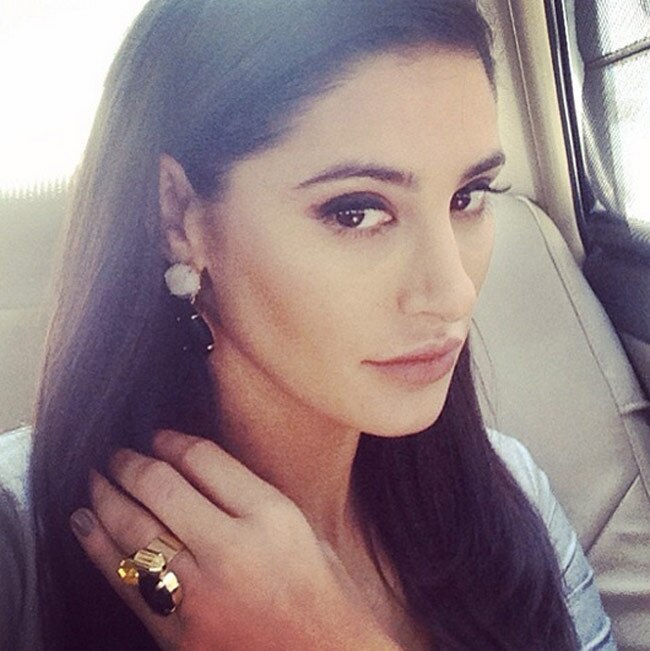 बॉलीवुड की हसीनाओं के फेवरेट Selfie pose