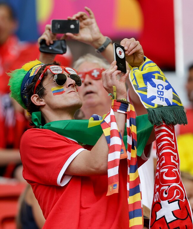 फीफा वर्ल्ड कप 2014: रंग-रंगीले फैन्स ने बढ़ाई रौनक