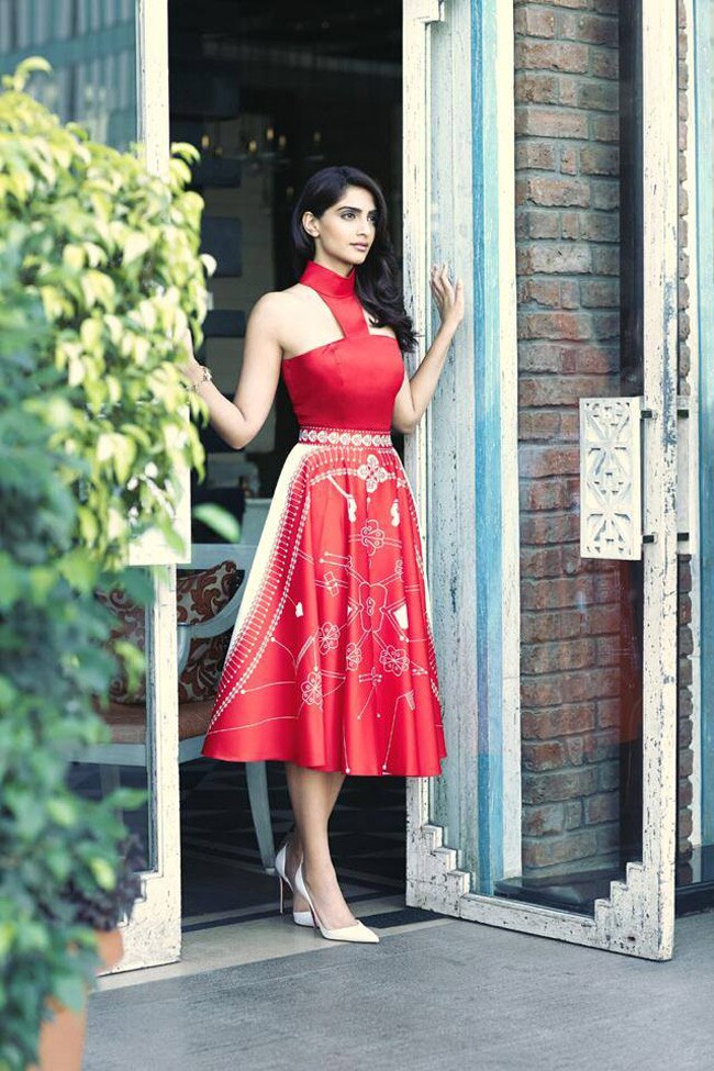 Happy Birthday साेनम कपूर, खूबसूरती और स्‍टाइल का कॉकटेल है सोनम