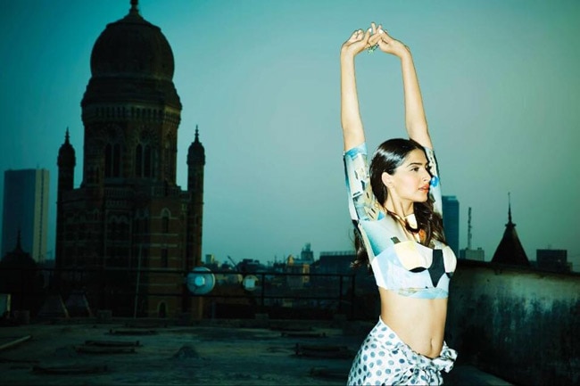 Happy Birthday साेनम कपूर, खूबसूरती और स्‍टाइल का कॉकटेल है सोनम