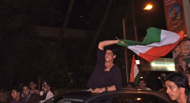 देश की इन दिग्गज हस्तियों ने किया है तिरंगे का अपमान