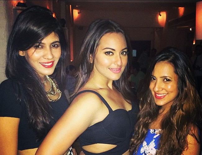 27 की हुईं सोनाक्षी, अर्जुन और सिद्धार्थ के साथ मनाया बर्थडे