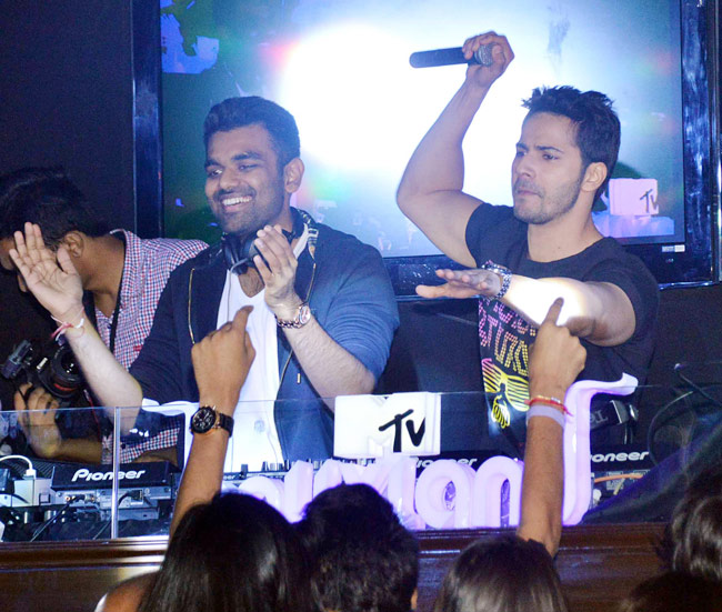 ...जब वरुण धवन बन गए डिस्को जॉकी