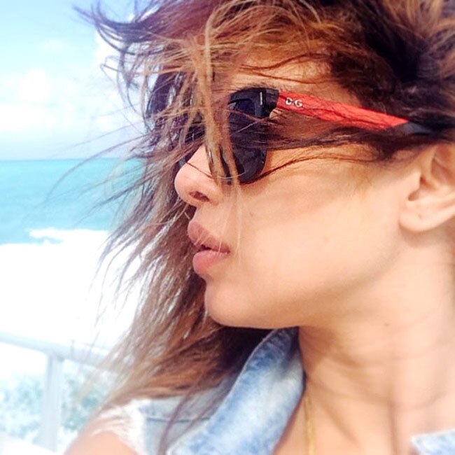 बॉलीवुड की हसीनाओं के फेवरेट Selfie pose