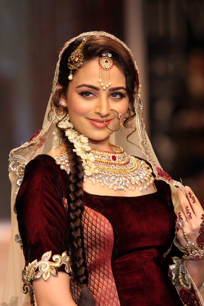 इंडिया इंटरनेशल ज्‍वेलरी वीक में रैंप पर इठलाईं बॉलीवुड की हसीनाएं