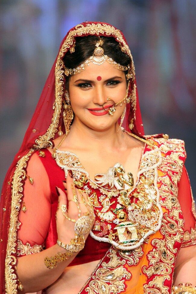 इंडिया इंटरनेशल ज्‍वेलरी वीक में रैंप पर इठलाईं बॉलीवुड की हसीनाएं