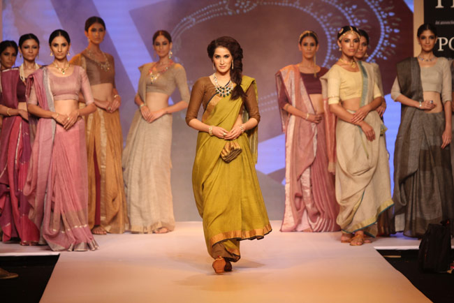 इंडिया इंटरनेशल ज्‍वेलरी वीक में रैंप पर इठलाईं बॉलीवुड की हसीनाएं