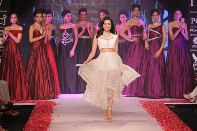 इंडिया इंटरनेशल ज्‍वेलरी वीक में रैंप पर इठलाईं बॉलीवुड की हसीनाएं