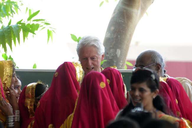 पूर्व अमेरिकी राष्ट्रपति बिल क्लिंटन ने जयपुर में बच्चों को बांटा मिड-डे मील