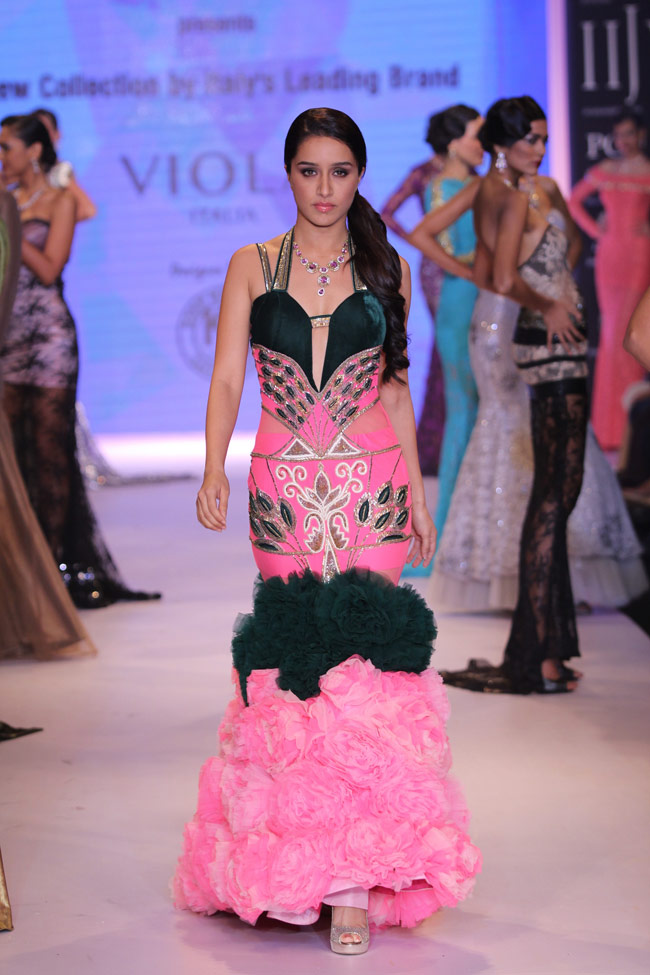 इंडिया इंटरनेशल ज्‍वेलरी वीक में रैंप पर इठलाईं बॉलीवुड की हसीनाएं