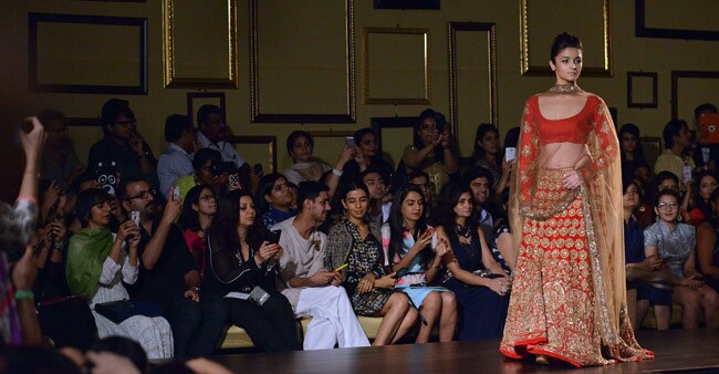 'इंडिया कोट्योर वीक' में रैंप पर आलिया-आदित्य