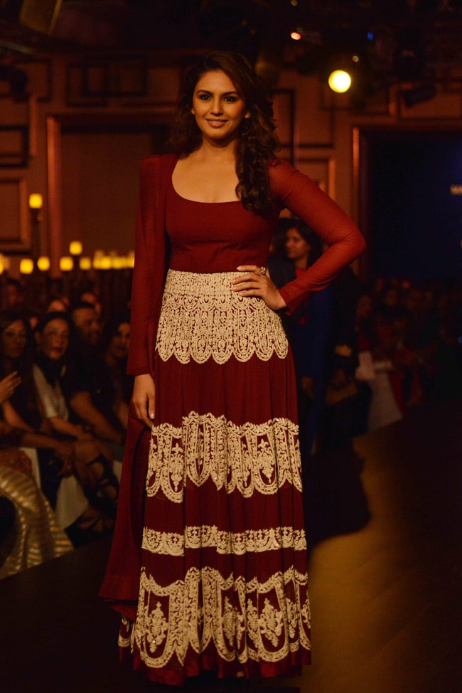 'इंडिया कोट्योर वीक' में रैंप पर आलिया-आदित्य