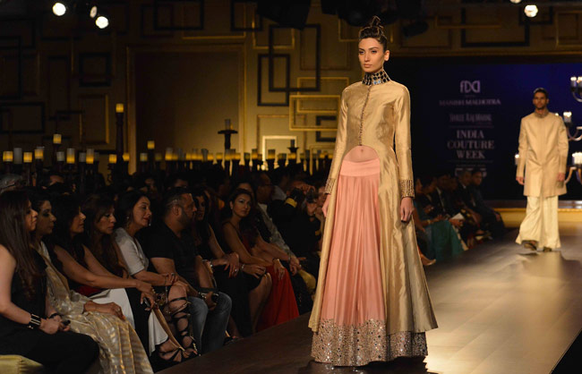 'इंडिया कोट्योर वीक' में रैंप पर आलिया-आदित्य