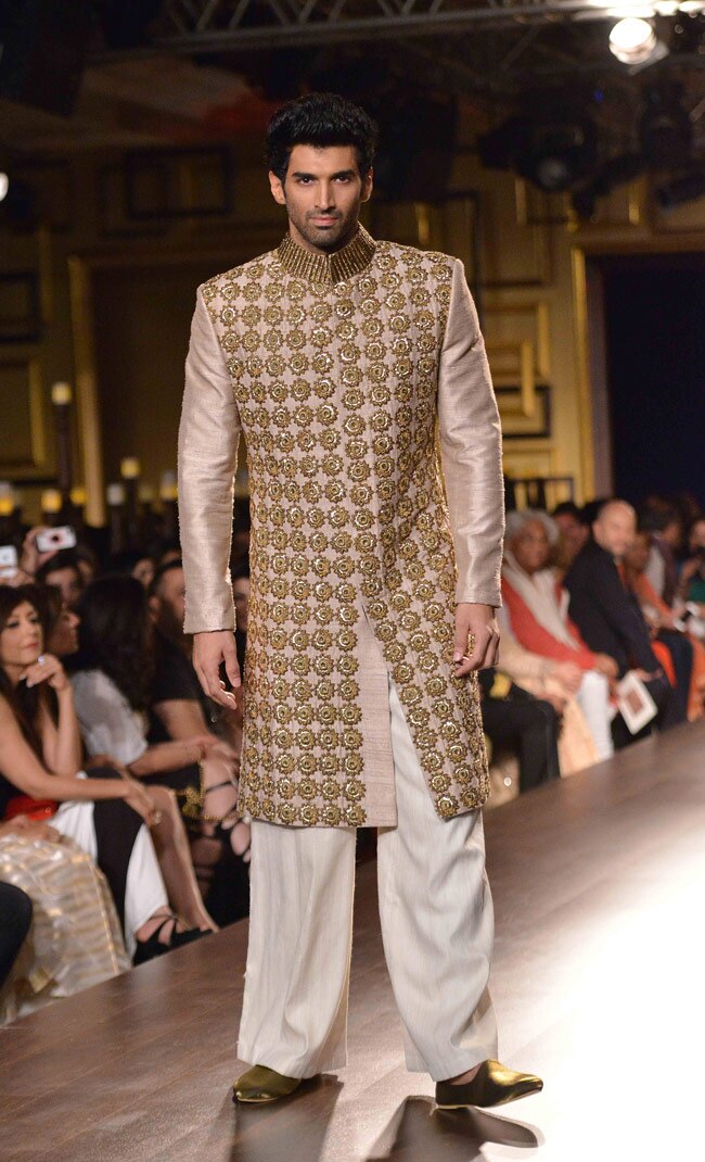 'इंडिया कोट्योर वीक' में रैंप पर आलिया-आदित्य