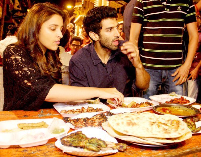 आलिया भट्ट के बाद परिणीति चोपड़ा पर चढ़ा selfie का बुखार...