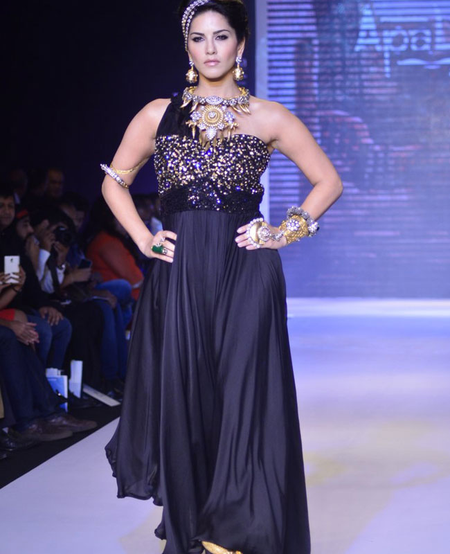 इंडिया इंटरनेशल ज्‍वेलरी वीक में रैंप पर इठलाईं बॉलीवुड की हसीनाएं