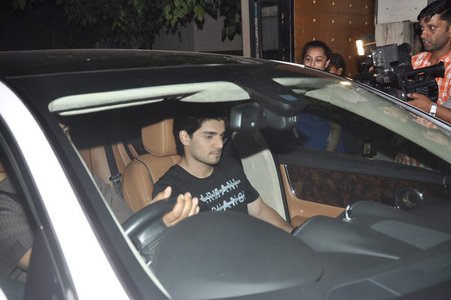 'किक' की स्‍क्रीनिंग में पहुंचे सिद्धार्थ, आलिया और करण जौहर