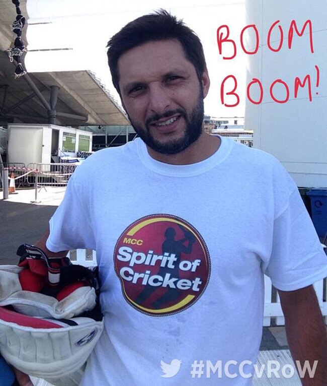 संन्यास के बाद जब तेंदुलकर ने थामा बल्ला और गेंद...