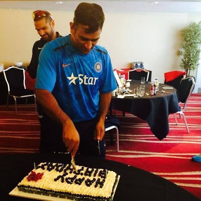 महेंद्र सिंह धोनी ने कुछ इस अंदाज में मनाया अपना बर्थडे