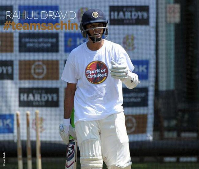 संन्यास के बाद जब तेंदुलकर ने थामा बल्ला और गेंद...