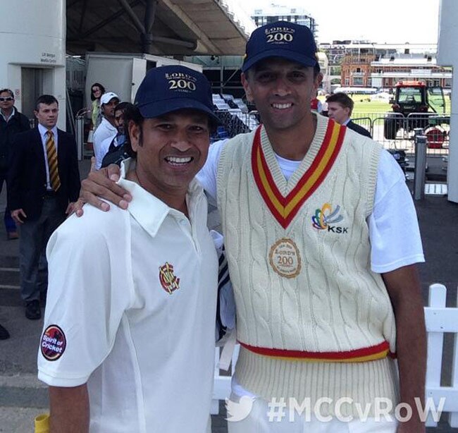 संन्यास के बाद जब तेंदुलकर ने थामा बल्ला और गेंद...